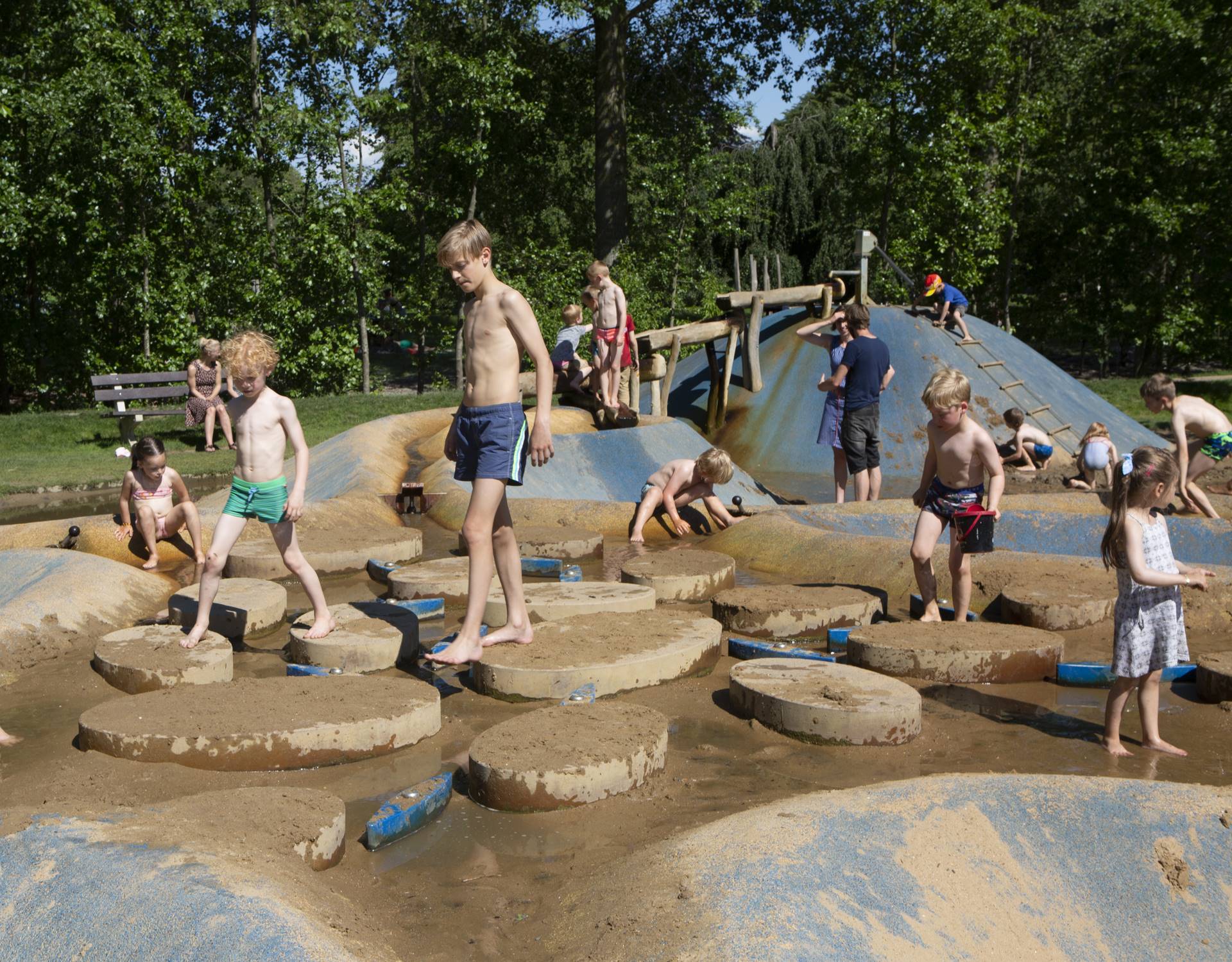 Spelen en bewegen voor recreatie - Waterspeelplaats waar kinderen verkoeling kunnen vinden