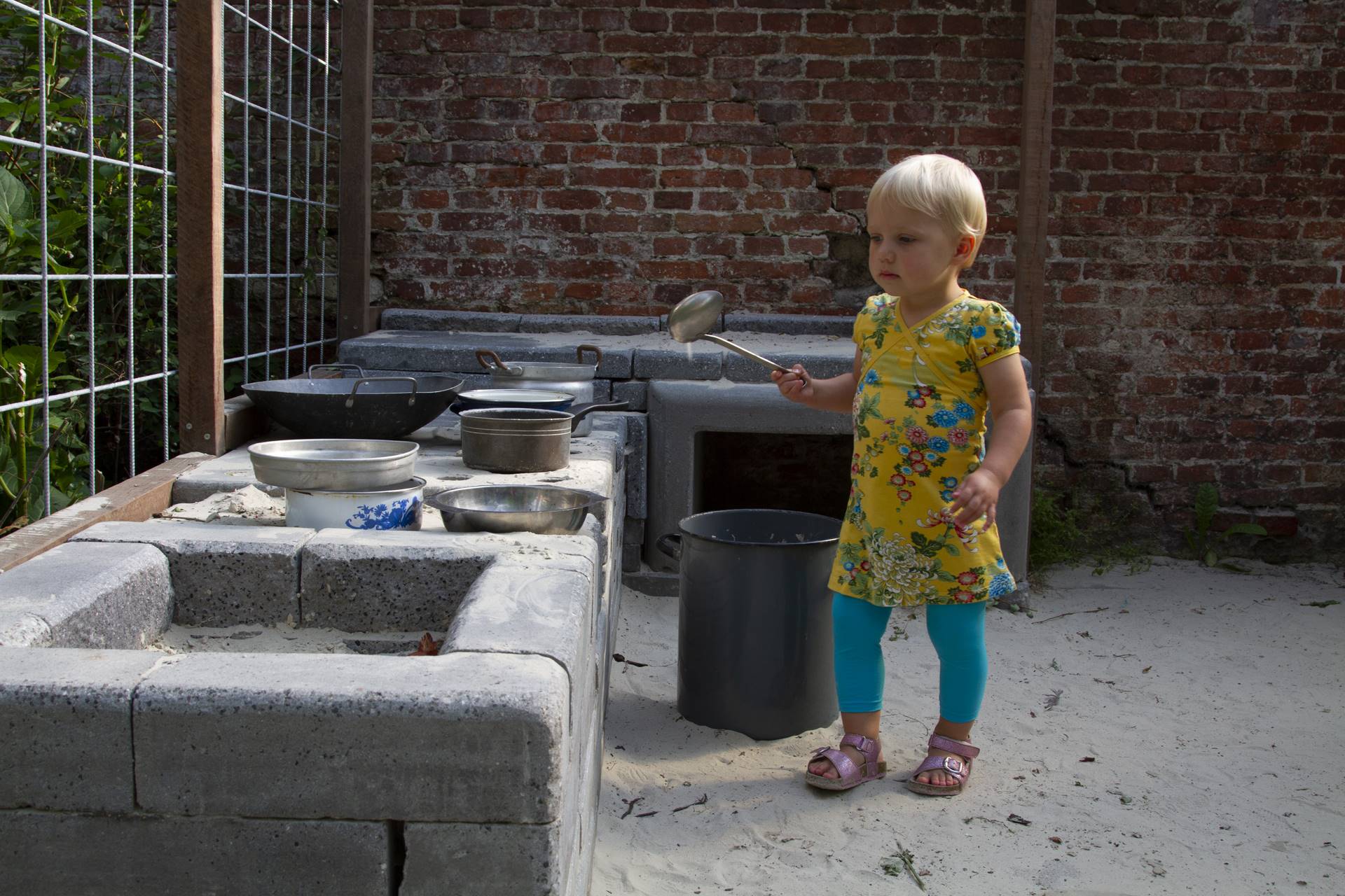 Project Hummelhuis - Meisje speelt bij een overdekte zandbak