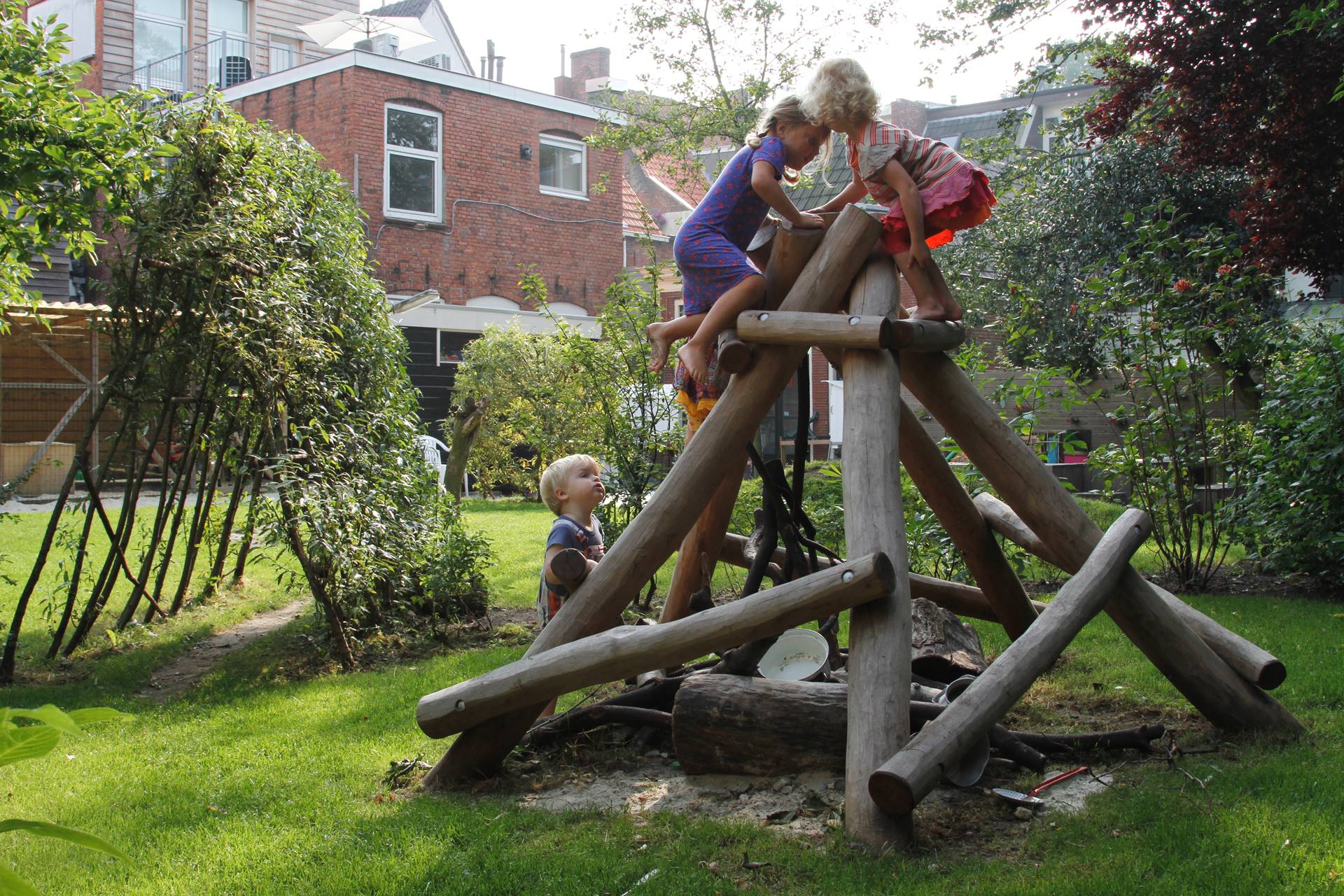 Kinderen op een klimtoestel bij Hummelhuis Groningen