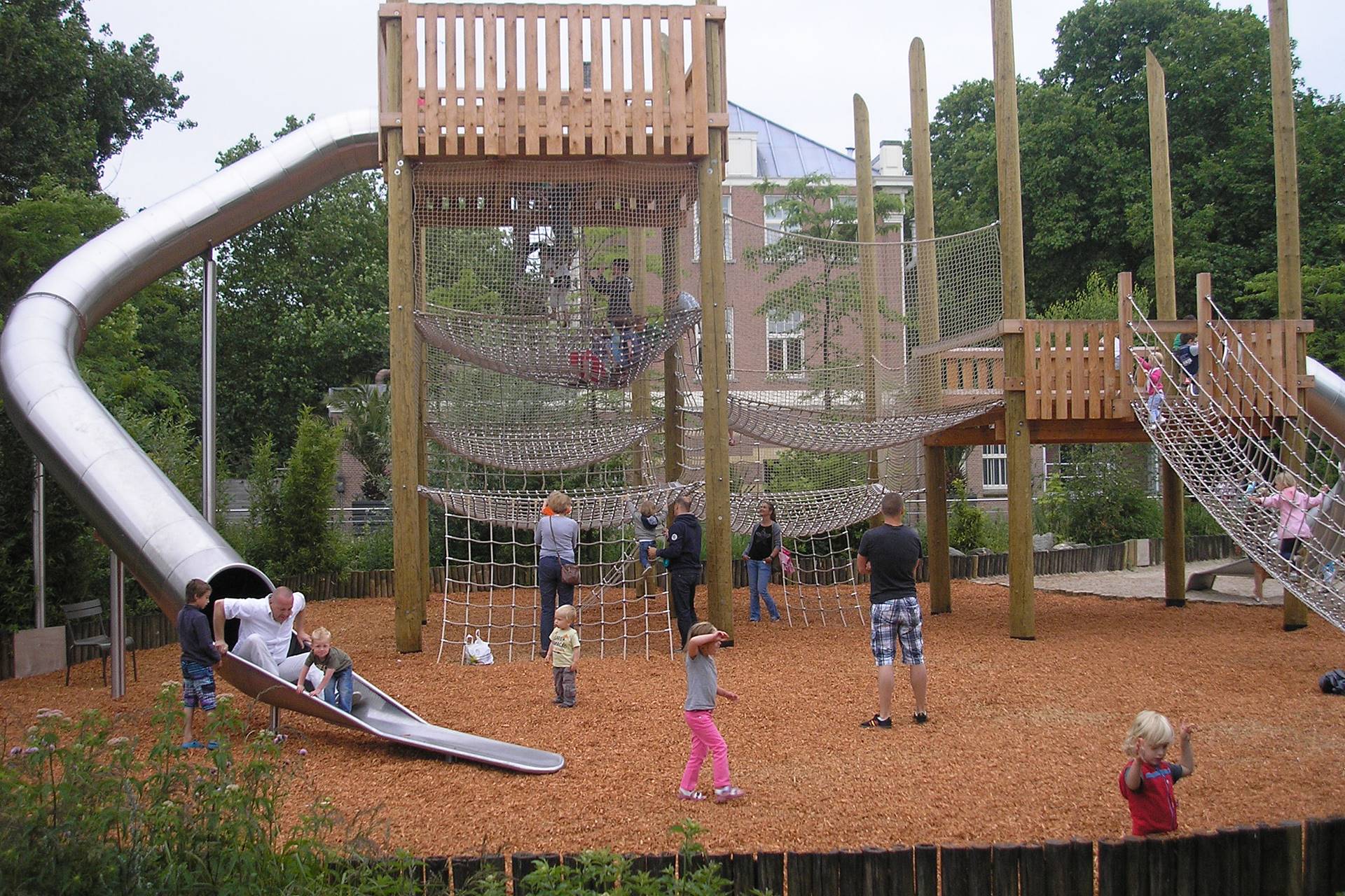 Grote speelplaats voor kinderen met natuurlijke valdemping