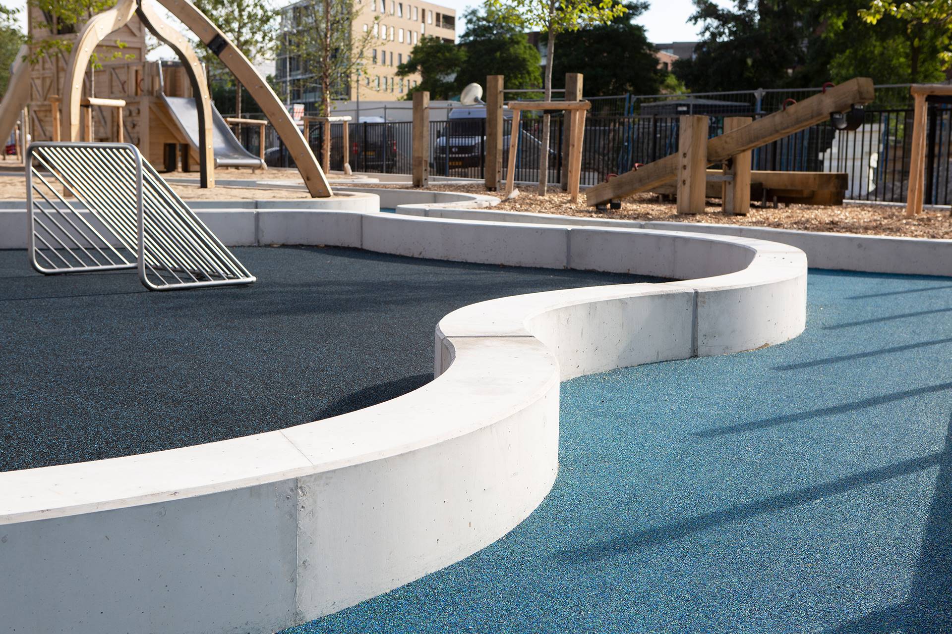 Funenpark, Amsterdam - De looppaden van de speeltuin zijn gemaakt van rubber, omdat daarmee water het best kan worden nagebootst