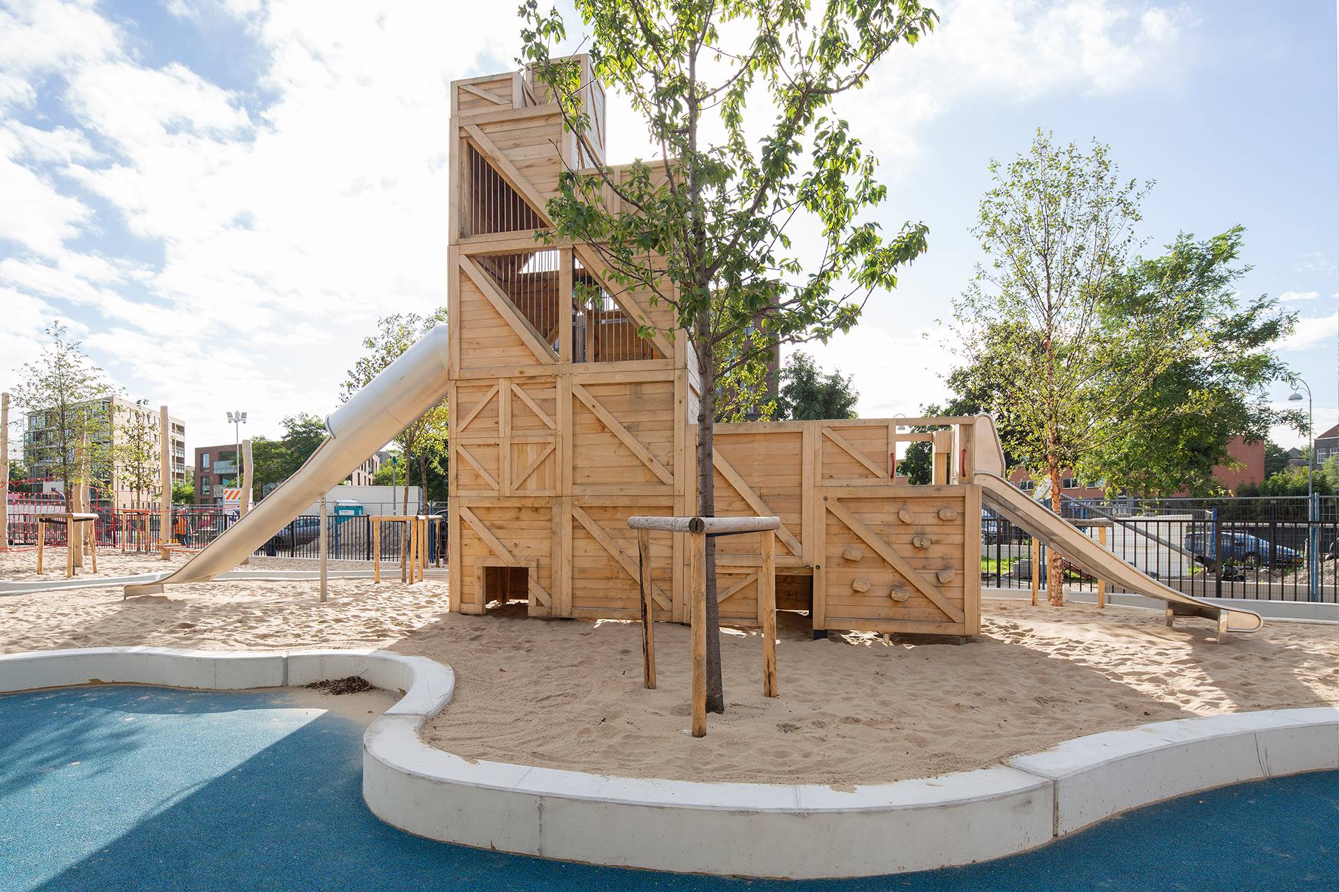 Project Funenpark -  Een speciaal voor het Funenpark ontworpen en ontwikkeld kistenkasteel van 7 meter hoog.