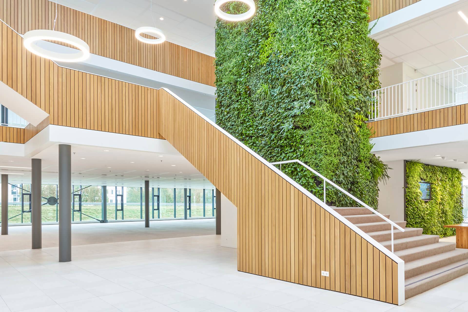 SHARE, Hoofddorp - We adviseerden dit bedrijf om een imponerende plantenwand te gebruiken als eyecatcher middenin de welkomsthal.. 