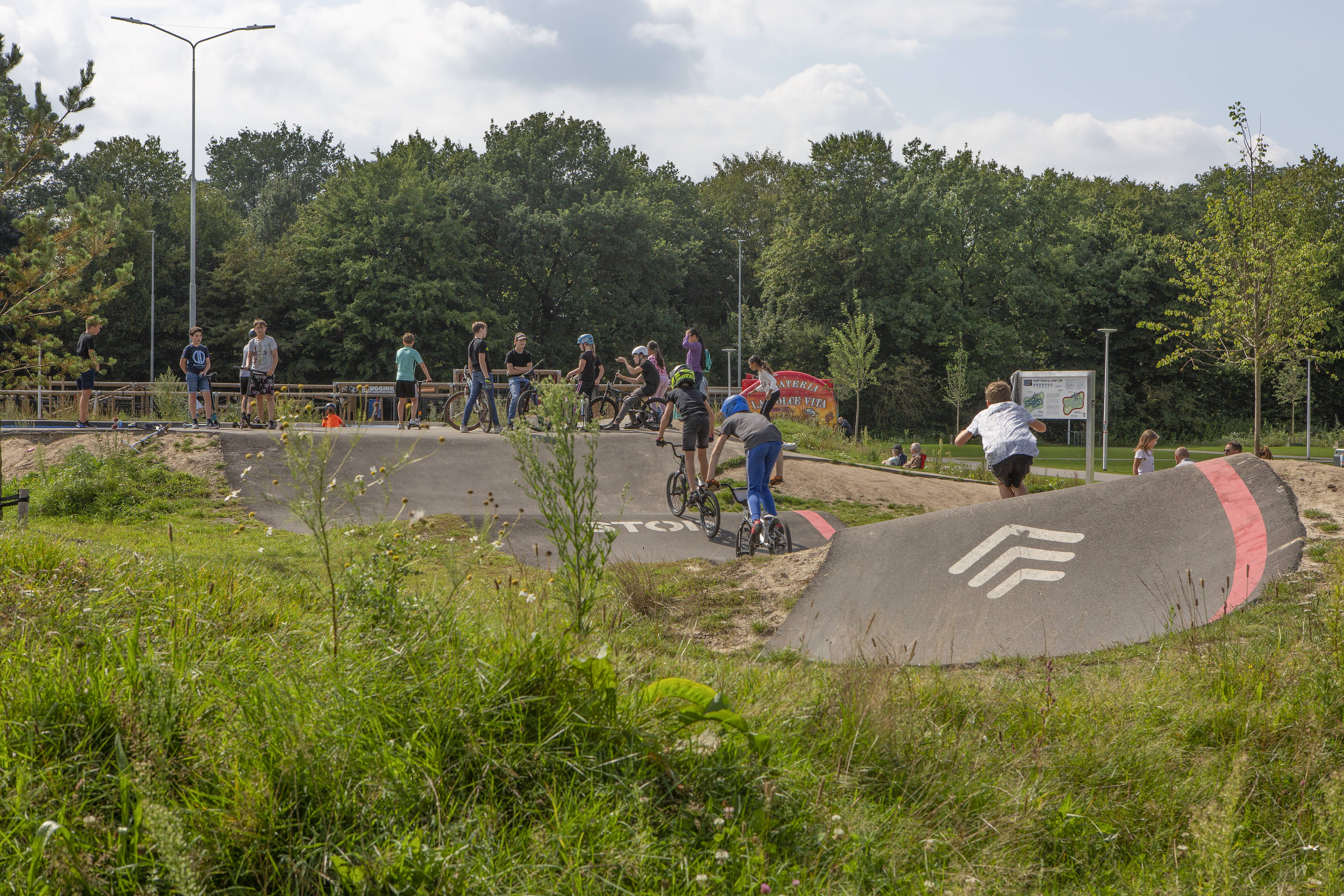 Urban Sportpark - Kinderen leggen parcours af op de BMX