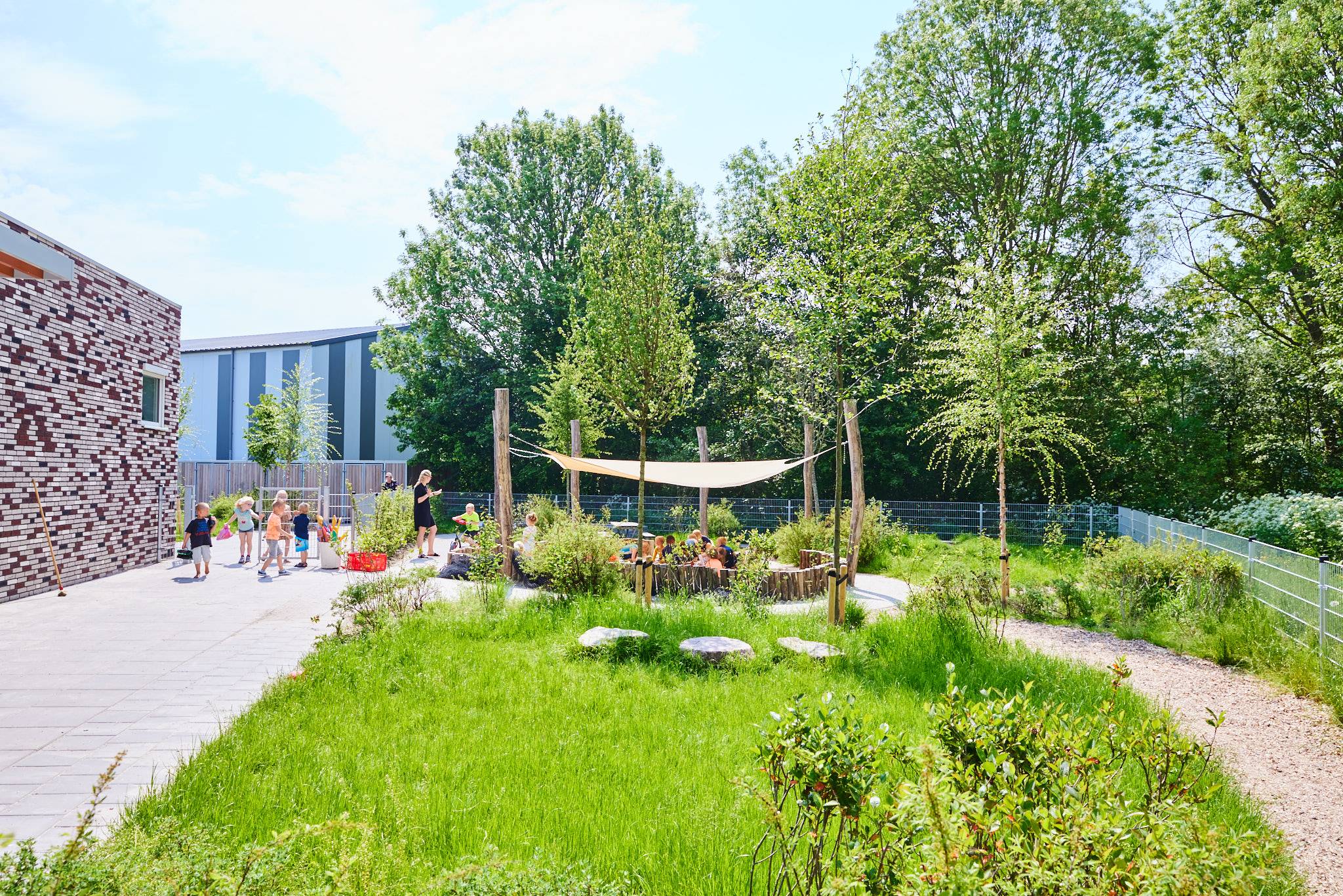 Het ontwerp van dit groene schoolplein is volledig duurzaam