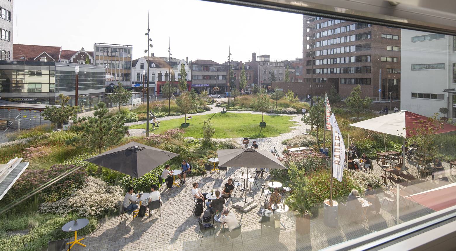 Project Clausplein - Donker Design - Een plek waar jong en oud kan ontspannen