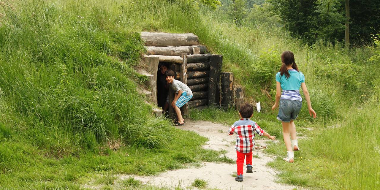 Op een speeleiland in Almere verstoppen de kinderen zich in een hut