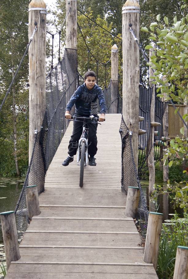 Project Superspeelspoor - Jongen fietsend over een loopbrug