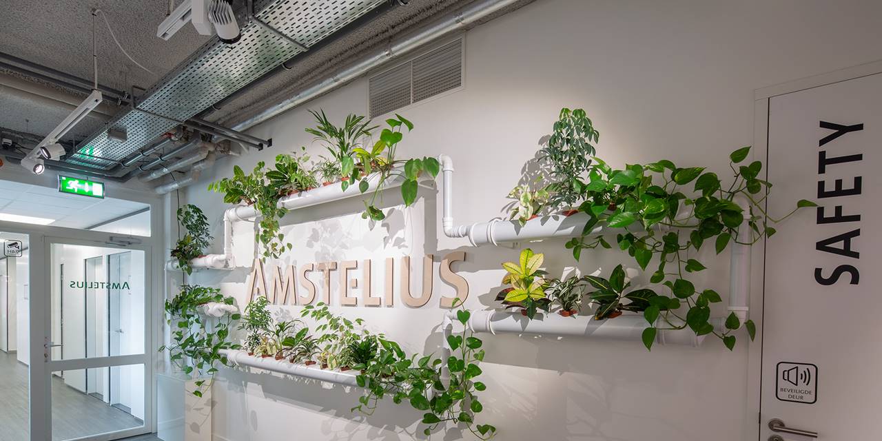 Plantenwand met andere look & feel - Door de tubegarden als een slang aan de muur te bevestigen krijgt de ruimte een bijzondere groene en meer industriële look