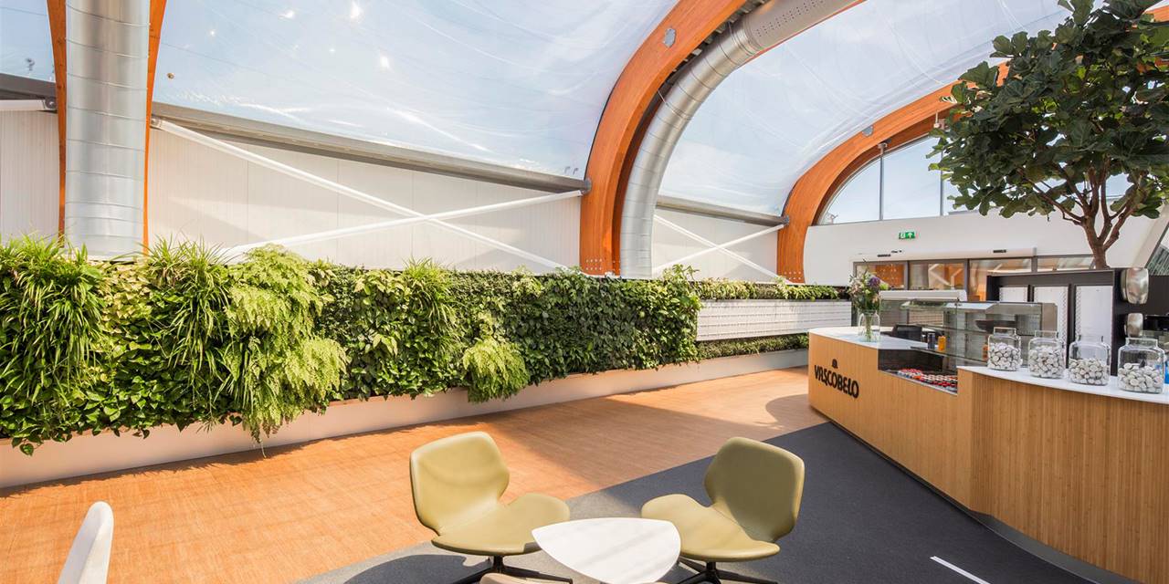 Bisonspoor, Maarssen - De plantenwand in de lobby geeft de ruimte een spectaculair groen karakter