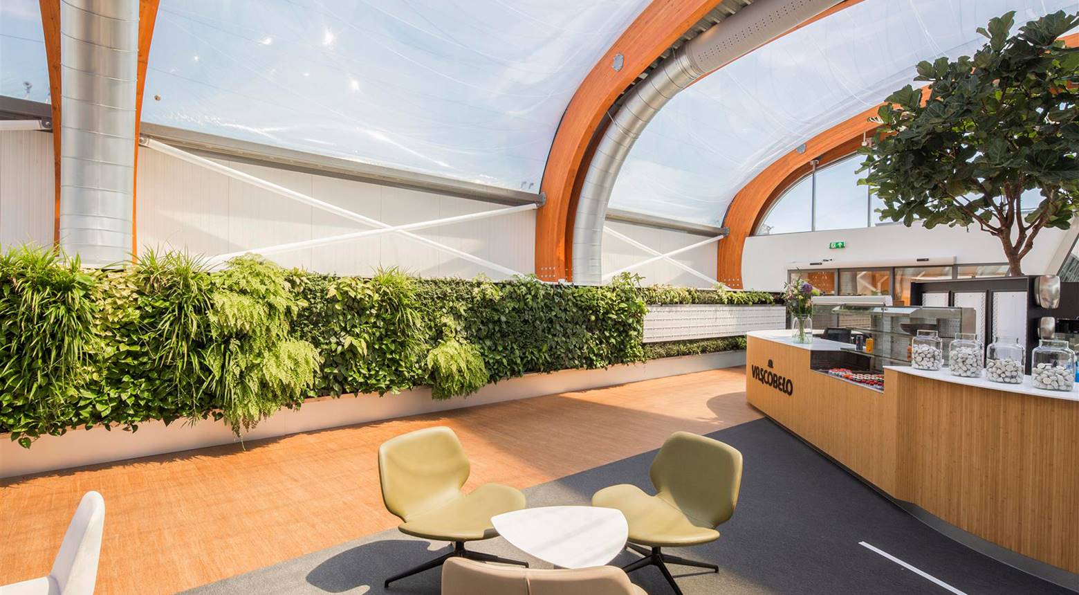 Project Bisonspoor - Donker Design - De plantenwand in de lobby geeft de ruimte een spectaculair groen karakter