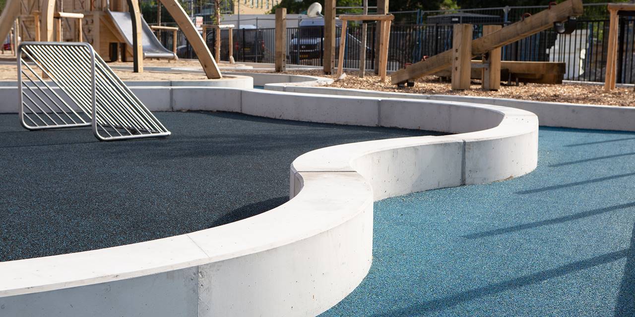 Funenpark, Amsterdam - De looppaden van de speeltuin zijn gemaakt van rubber, omdat daarmee water het best kan worden nagebootst