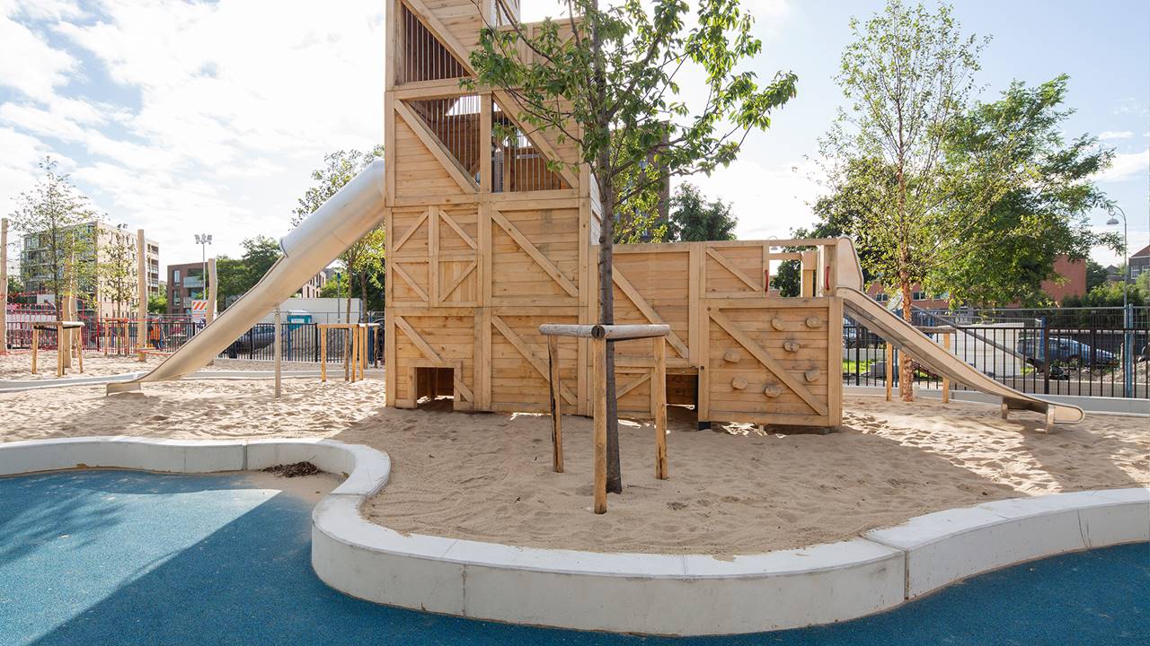 Project Funenpark -  Een speciaal voor het Funenpark ontworpen en ontwikkeld kistenkasteel van 7 meter hoog.