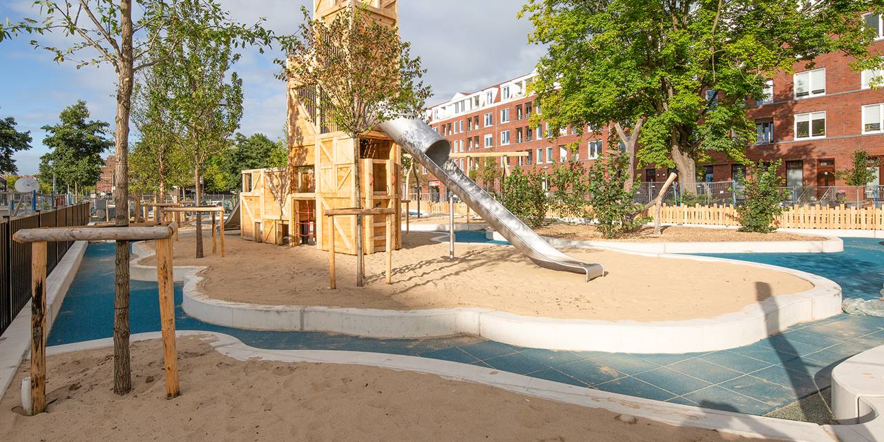 Funenpark, Amsterdam-Centrum - Het resultaat van deze speeltuin kwam voort uit een intensieve samenwerking en de inbreng van bewoners en gebruikers