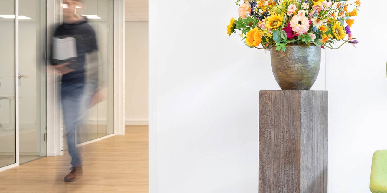 Zijden bloemstukken - een echte blikvanger voor uw kantoor, entree of vergaderzaal.