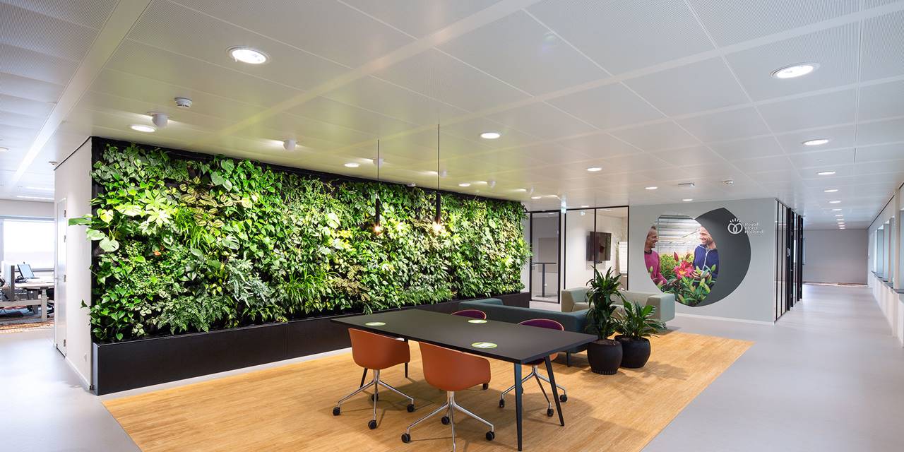 Groene plantenwand in het hoofdkantoor van Royal FloraHolland