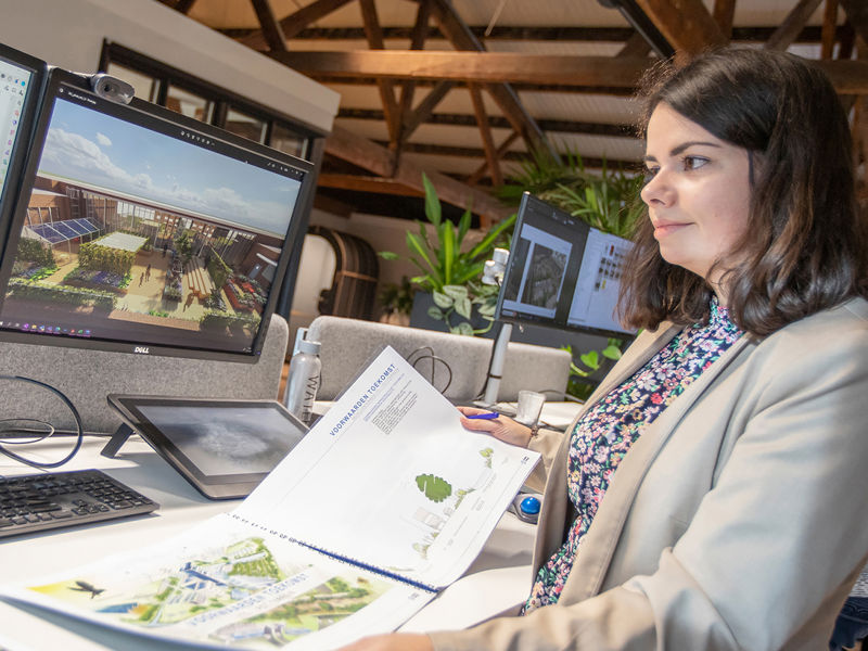 De ontwerper van de CODA Daktuin in Apeldoorn aan het werk