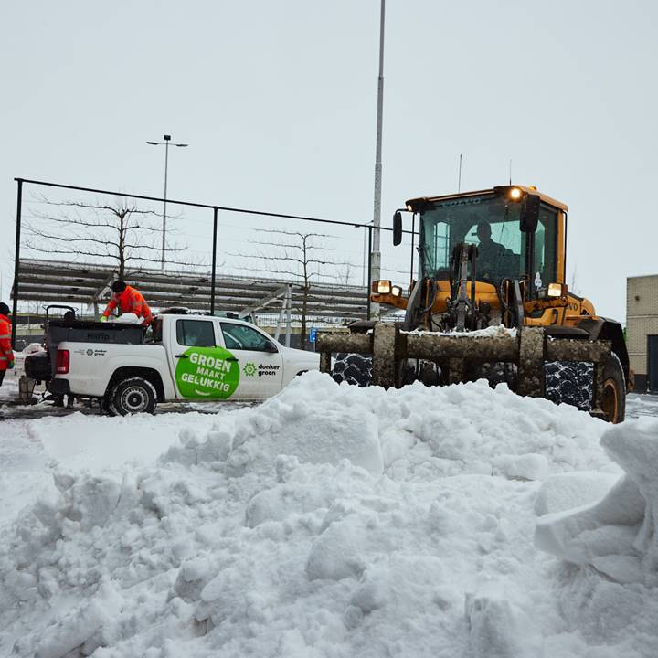 Gladheidsbestrijders maken het terrein sneeuwvrij