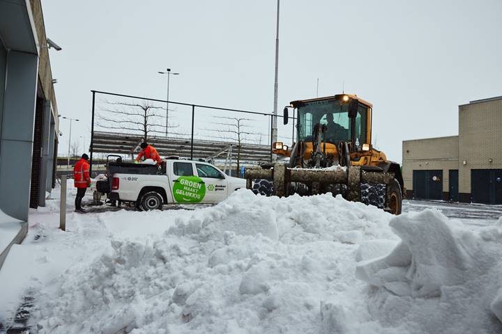 Gladheidsbestrijders maken het terrein sneeuwvrij