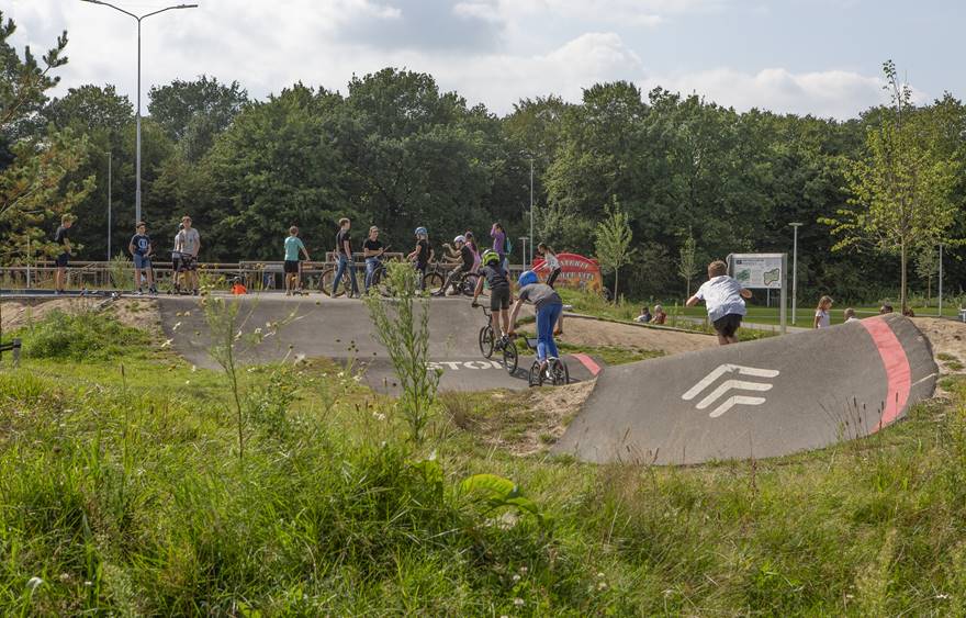 Donker groen legt asfaltpaden aan in urban sportpark eindhoven