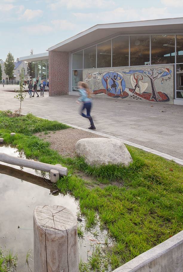 Een wadi op het groene schoolplein van basisschool de tweesprong
