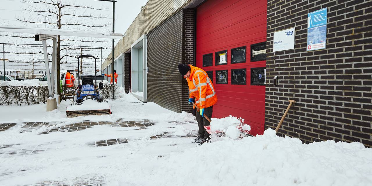 Door direct te sneeuwschuiven, zorgen we ervoor dat jouw terrein altijd begaanbaar is